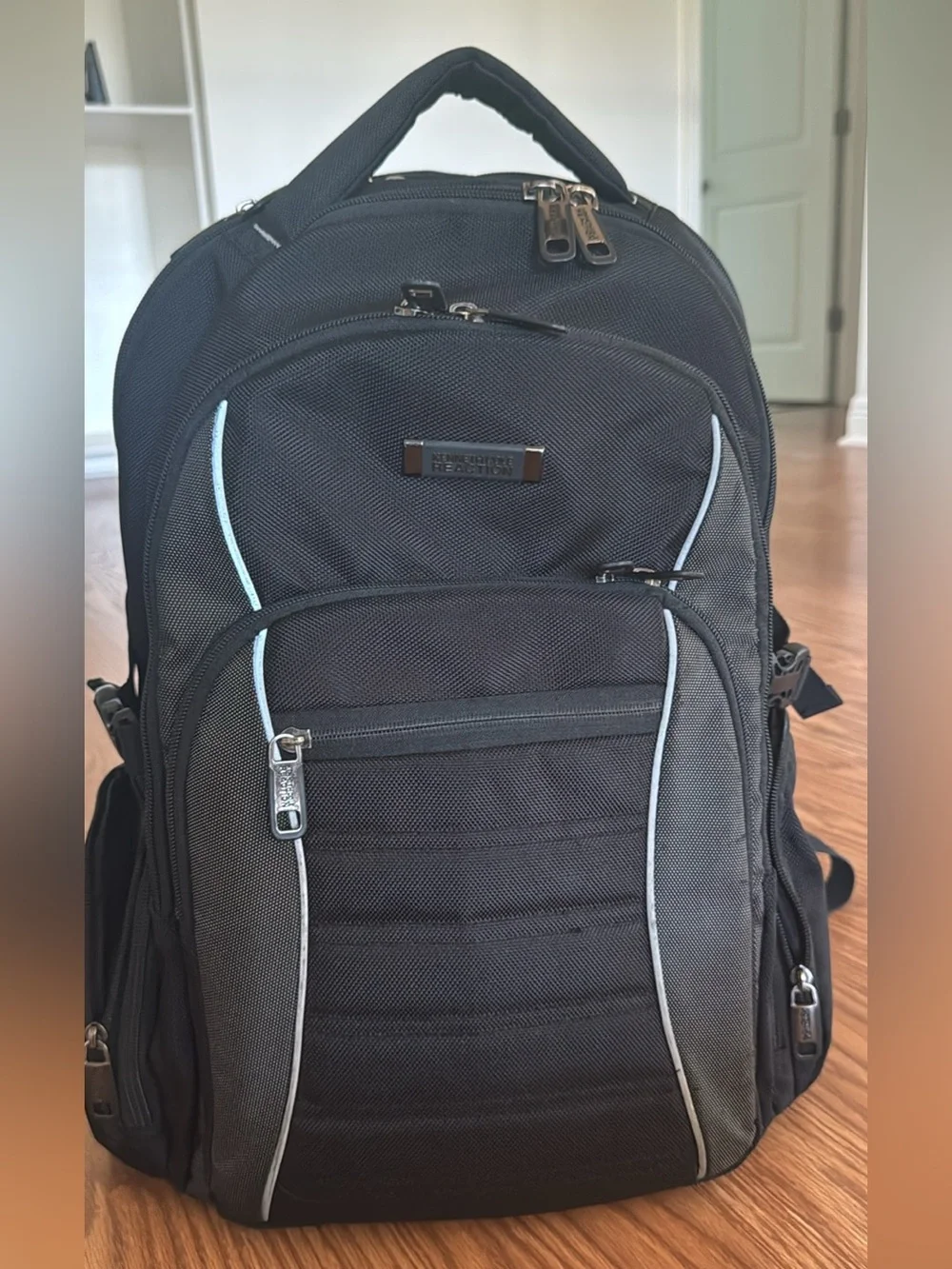 Kenneth Cole NO LOOKING BACK Men's multipurpose laptop backpack LIKE NEW